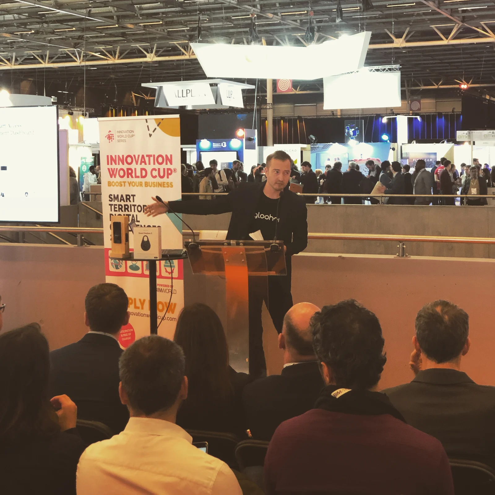 Rafael Frankow presenting at the Innovation World Cup in Paris