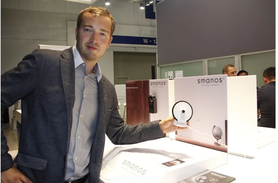 Rafael Frankow representing Smanos connected-home products at CES